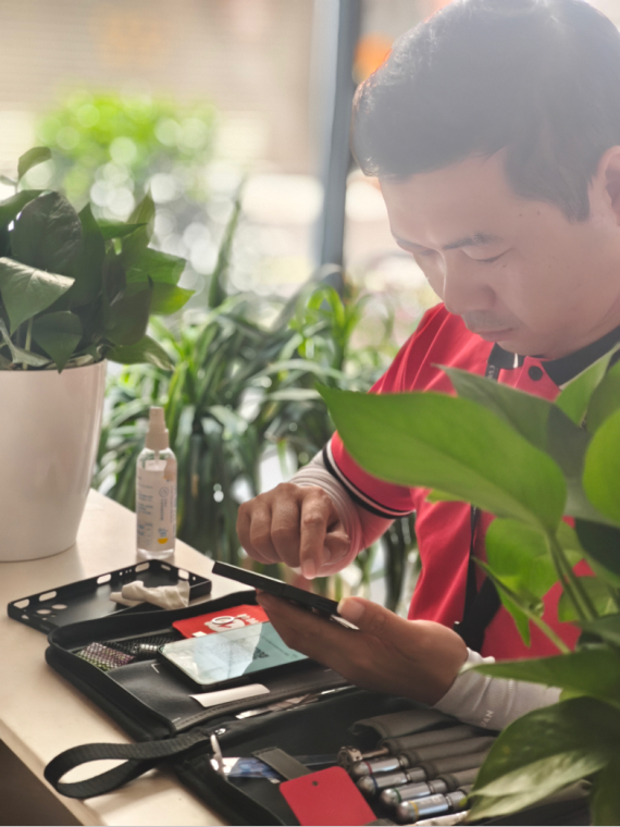 （图为转转上门回收工程师上门回收检测）