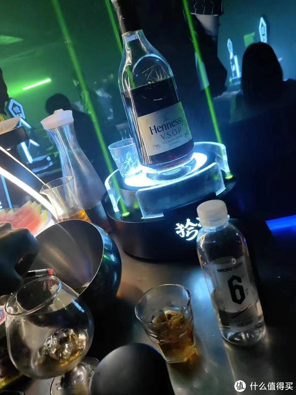 酒的原因,可能很多人会说,跟女孩子一起喝酒,不喝洋酒难道要喝茅台吗?