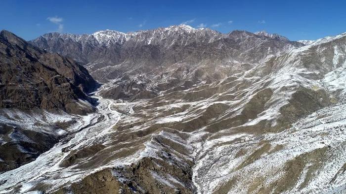 2023年2月9日在宁夏贺兰山苏峪口国家森林公园拍摄的雪后贺兰山（无人机照片）。新华社记者 王鹏 摄