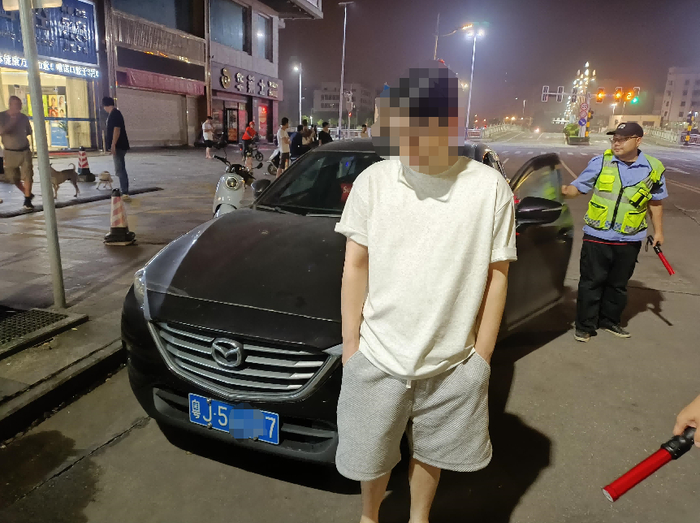 时事看点>正文> 日前,张某某驾驶一辆小型汽车因涉嫌酒后驾驶被执勤