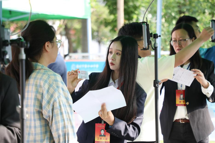 2024年6月7日，在甘肃兰州市第十四中学考点，工作人员核验考生证件。新华社记者 马希平 摄