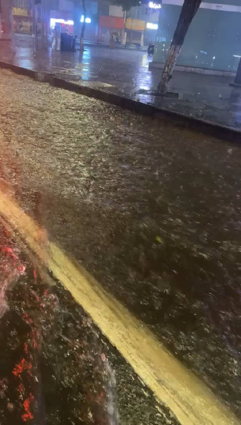 重庆大暴雨,道路积水,大家注意安全