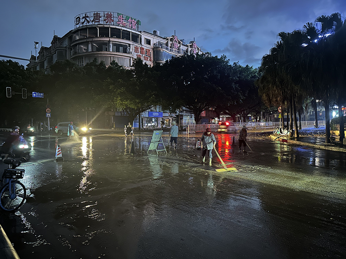 20日20时许，解放桥旁边，工作人员正在清淤。