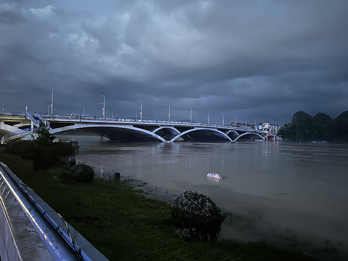 20日晚，漓江水位已经明显下降，已在岸边两三米以下。