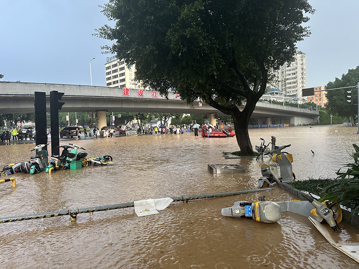 20日18时许，桂林站附近的高架桥下，仍有较深的积水，通行需乘坐皮划艇。