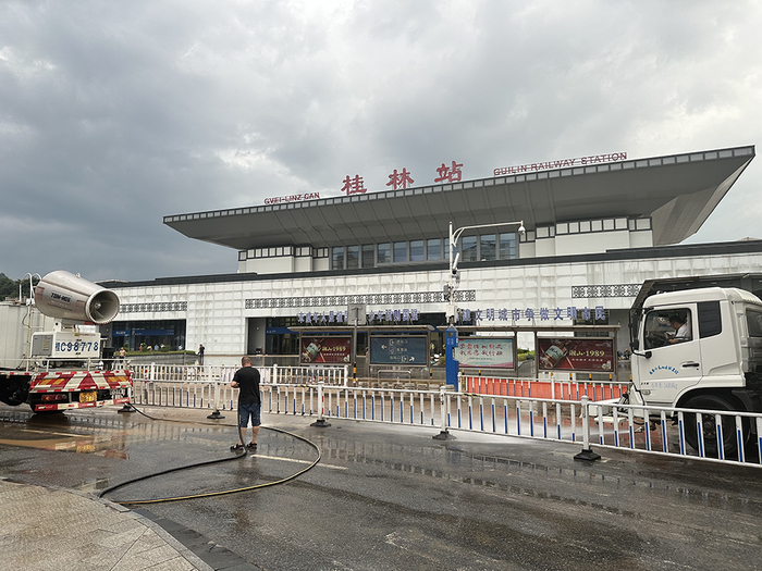 20日18时许，桂林站门口道路正在清淤。本文图片除署名外 澎湃新闻记者 陈绪厚 图