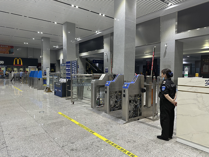 20日下午，桂林站内已经没有积水，工作人员正在打扫卫生和检修设备。