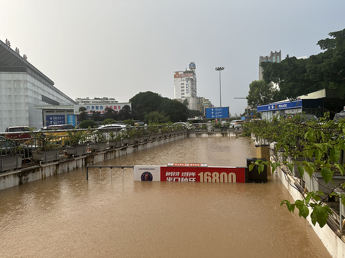 20日下午，桂林站门口的地下通道被水淹着。