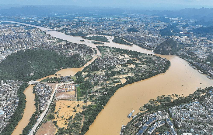     20日0时55分，珠江流域桂江上游干流控制站桂林水文站的洪峰水位达到148.88米。图为桂林市区