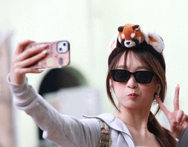 不少游客前往南京红山森林动物园参观游览时会购买动物造型的头饰戴在头上。图源：IC photo