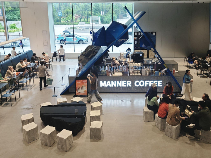 6月21日，Manner Coffee浦东美术馆店是一家规模较大的门店，店内可见两名咖啡师。新京报贝壳财经记者 俞金旻 摄