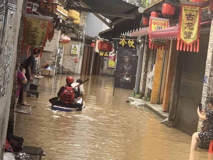 桂林蓝天救援队队员巡察水上环境和被困村庄及村民情况。受访者供图