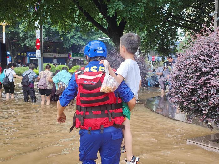 桂林蓝天救援队队员转移受灾群众。 受访者供图