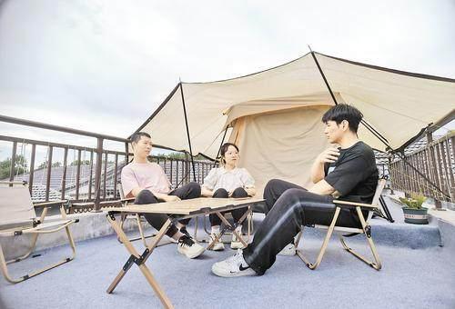 6月11日，游客在张北县油篓沟镇东坊子村一家民宿的露台上聊天。河北日报记者王峻峰摄