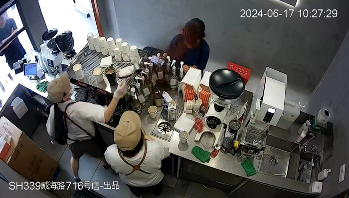 6月17日，Manner Coffee威海路716店一名咖啡师向女顾客泼咖啡粉。图/网络视频截图