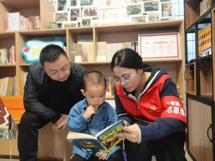 四川师范大学学生在菜市书屋开展志愿服务活动 图据川观新闻