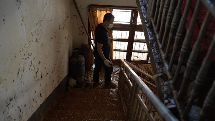 没有生活用水，灾后第四天村民家中二楼淤泥仍未清干净。文中图片除特殊标注外，均为澎湃新闻记者 刘浩南 摄