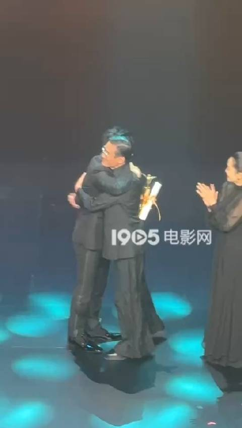 梁家辉颁发黄晓明金爵奖最佳男演员