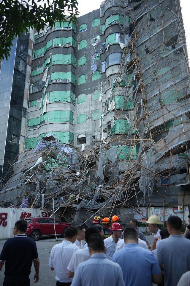 2024年6月21日下午，广州市天河区天府路广昌小区脚手架坍塌，事发现场。视觉中国 图