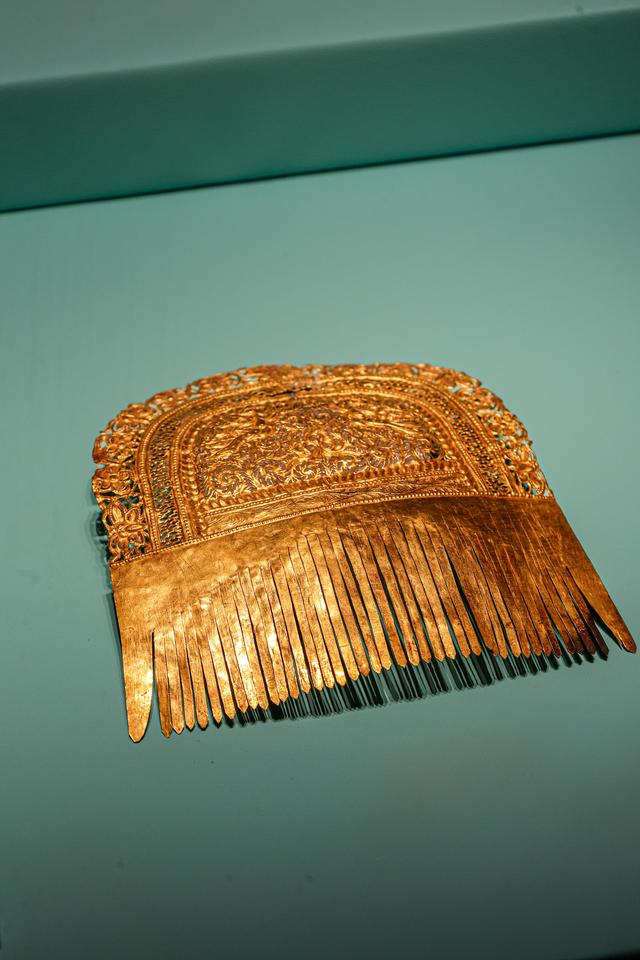 △唐 伎乐飞天纹金栉 扬州博物馆藏