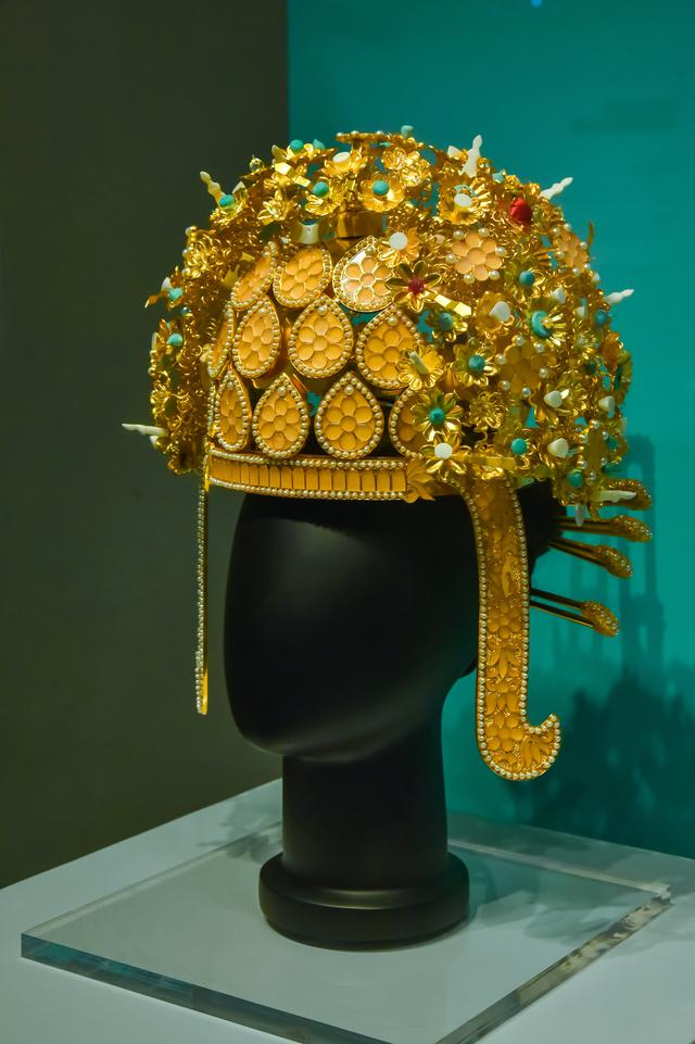 △钿钗礼冠（复原） 扬州中国大运河博物馆藏