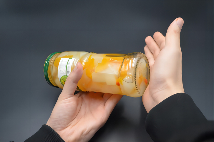 拍一拍罐头底部就更容易打开了