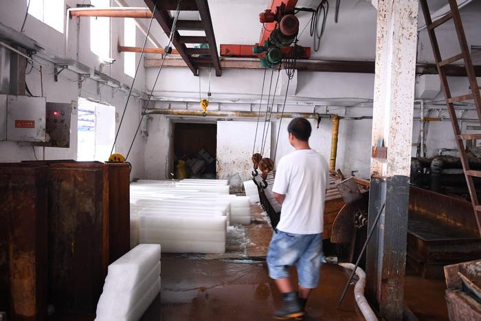 6月22日，新发地市场制冰场车间，一块块重达100公斤的大冰块堆在地面上。  新京报记者 陈琳 摄