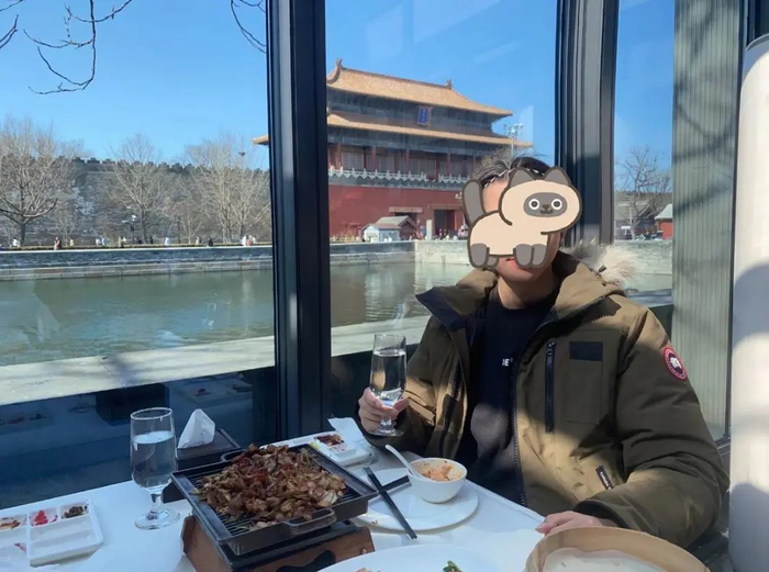 〓 把801、802的座位刻烟吸肺。图源：小红书@温，已获授权