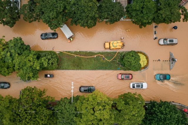 2024年6月20日，安徽省黄山市遭遇洪水。视觉中国 图