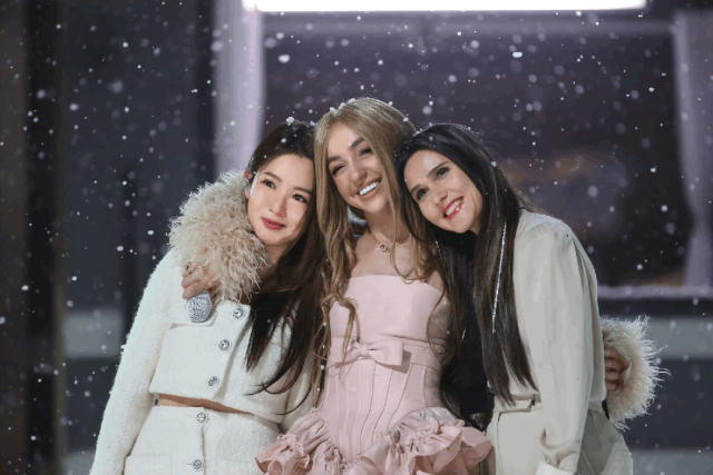 节目通过与《乘风2024》的联动提前预热,乘风姐姐戚薇,蔡文静,何洁和