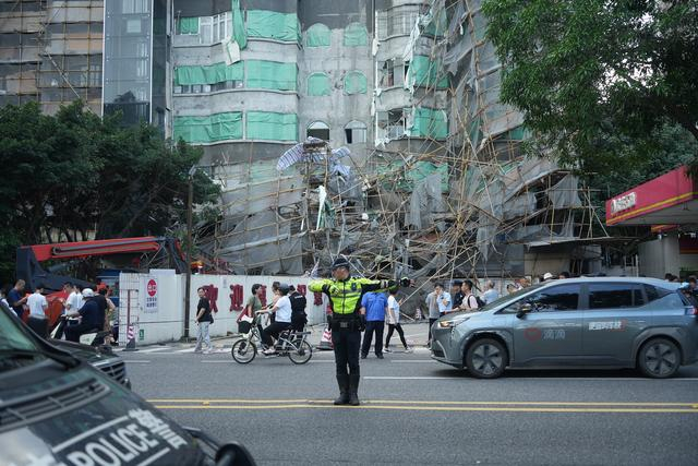2024年6月21日下午，广州市天河区天府路广昌小区脚手架坍塌，警察在现场疏导交通。视觉中国 图