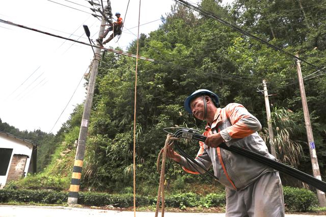 2024年6月21日，在黄山市歙县绍濂乡绍濂村，国网歙县供电公司抢修人员在抢修水毁线路。新华社 图