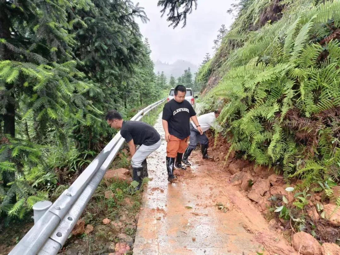 融水拱洞乡瑶龙村发生山体滑坡,99户586人成功避险