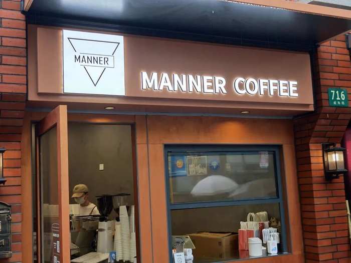 ▲6月21日15时许，Manner Coffee威海路716店内，仅一名咖啡师在工作。 新京报贝壳财经记者 俞金旻 摄