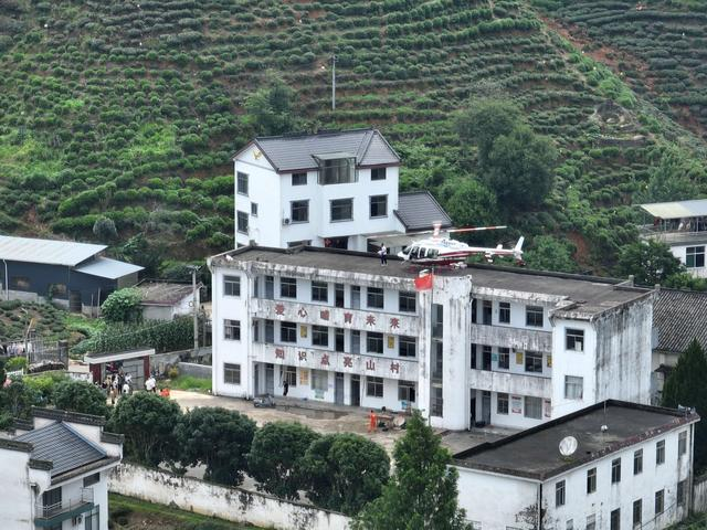 2024年6月21日，救援直升机停靠在黄山市歙县绍濂乡小溪中心小学楼顶运送物资。新华社 图