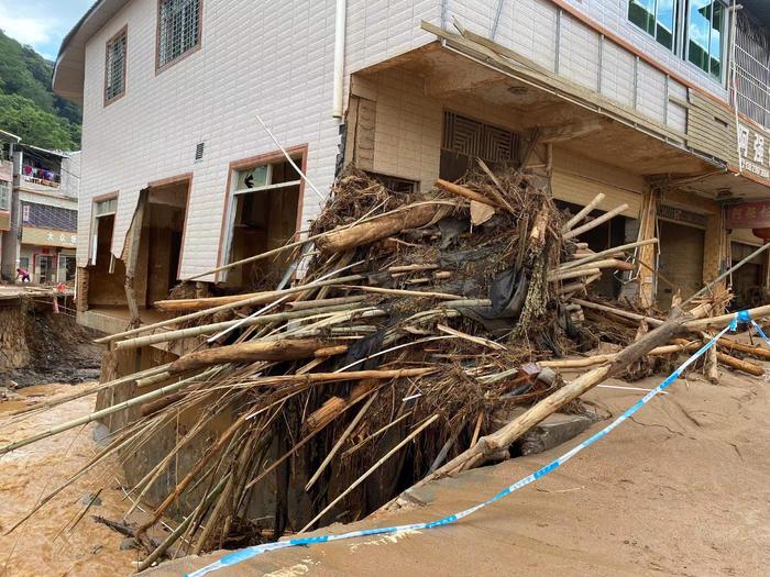 泗水镇122乡道与123乡道交叉口的房屋受损严重。
