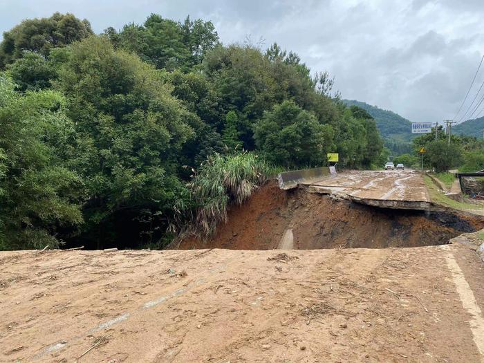 洪仕标走的小道原本裂了三五公分，至6月18日，塌了好几米。