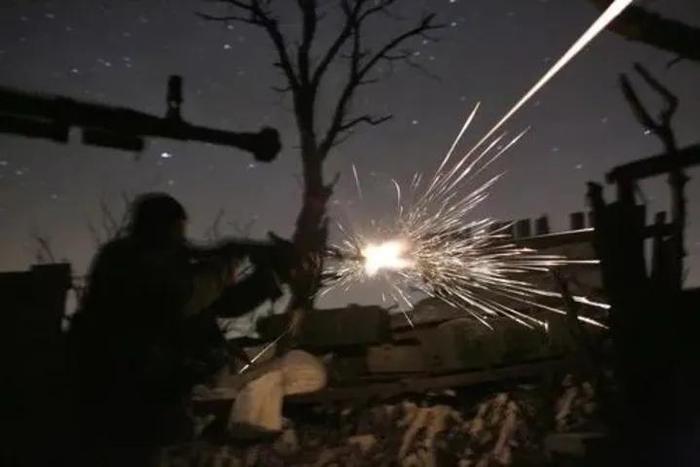 资料图片：乌克兰士兵在夜幕中开枪。新华社/法新社