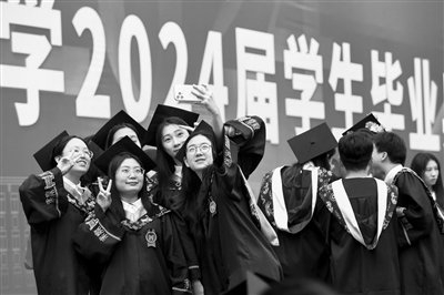 多所高校毕业季 贴心礼送别学子