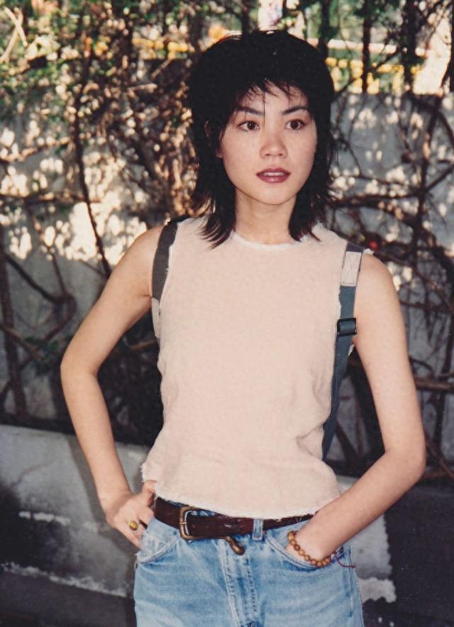 回顾王菲的千禧年穿搭,才明白:再过20年,你穿衣也没她大胆时髦|妆容|眼妆|发型|蝴蝶妆|晒伤妆_新浪新闻