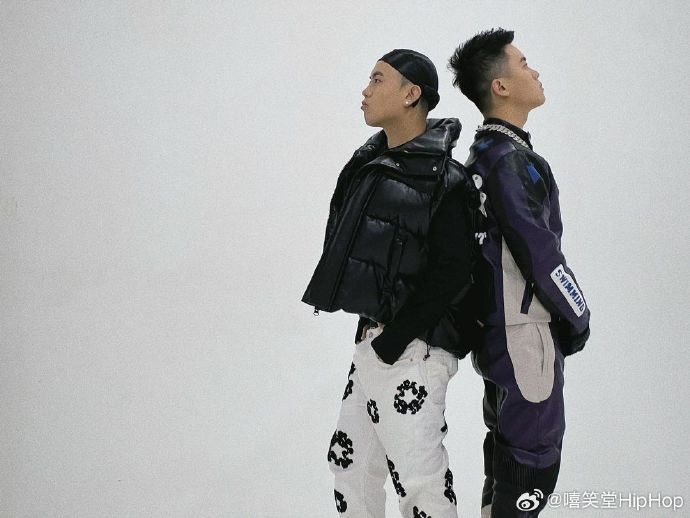 兄弟合体!连麻抵达新说唱现场录制总决赛!现身无锡网鱼网咖!|新说唱_新浪新闻