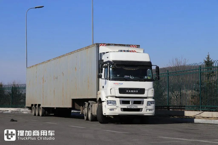 国产卡车越来越多,俄罗斯卡车真破旧,还有日系卡车在跑?