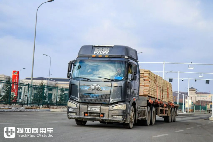 国产卡车越来越多,俄罗斯卡车真破旧,还有日系卡车在跑?