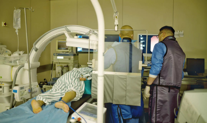 每一台胃肠镜都由刘强亲自操作