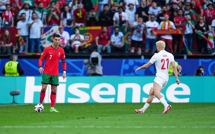 ▲C罗（左）面对对手的防守。