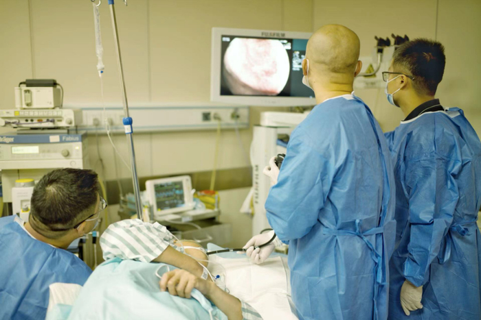 刘强在为患者做筛查