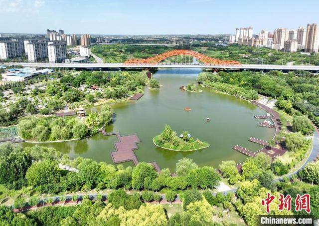 无人机拍摄的温泉河湿地公园。中新社记者 贾天勇 摄