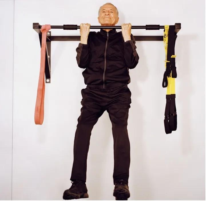 2024年，91岁的索普在加利福尼亚州的家中演示引体向上。图源：彭博商业周刊