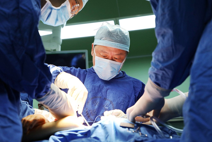 徐文东教授为患者做手术  本文图均为 受访者 供图