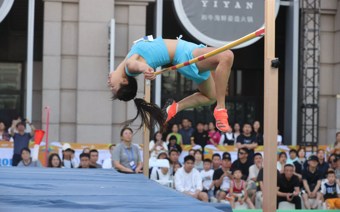 一名选手在北京田径街头挑战赛跳高比赛中。  主办方供图